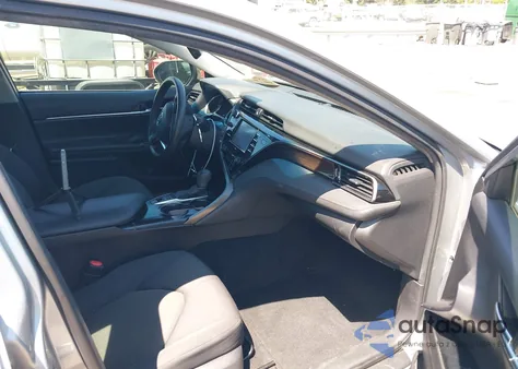 2020 Toyota Camry Le Hybrid z USA, uszkodzony, nr VIN 4T1L31AK9LU527232